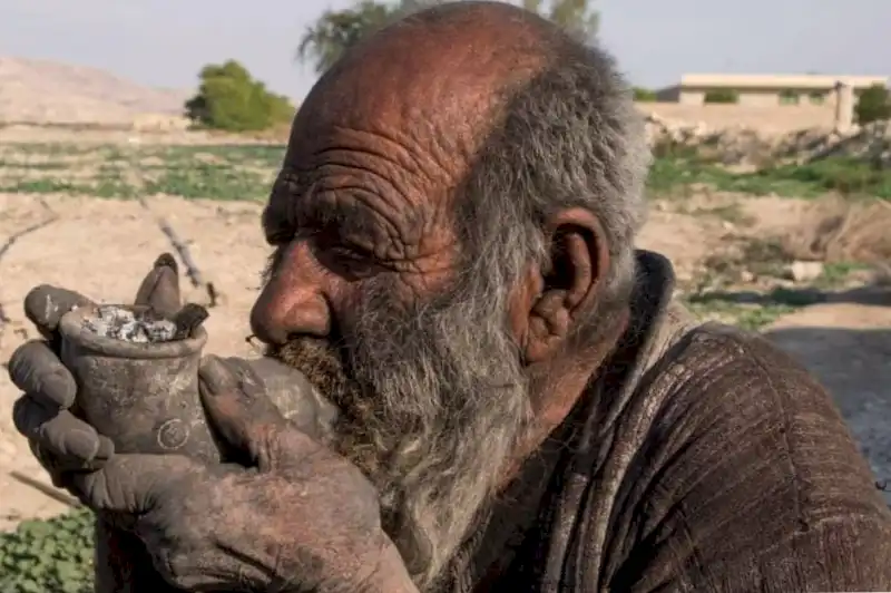 La sorprendente historia de Amou Haji: del aislamiento extremo a la libertad final después de un baño por primera vez en 70 años